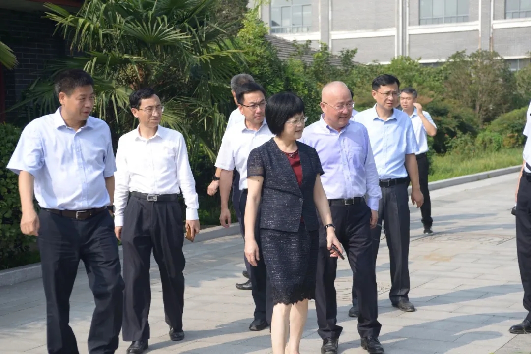 1598923709858397.jpg 袁华参观1.webp.jpg