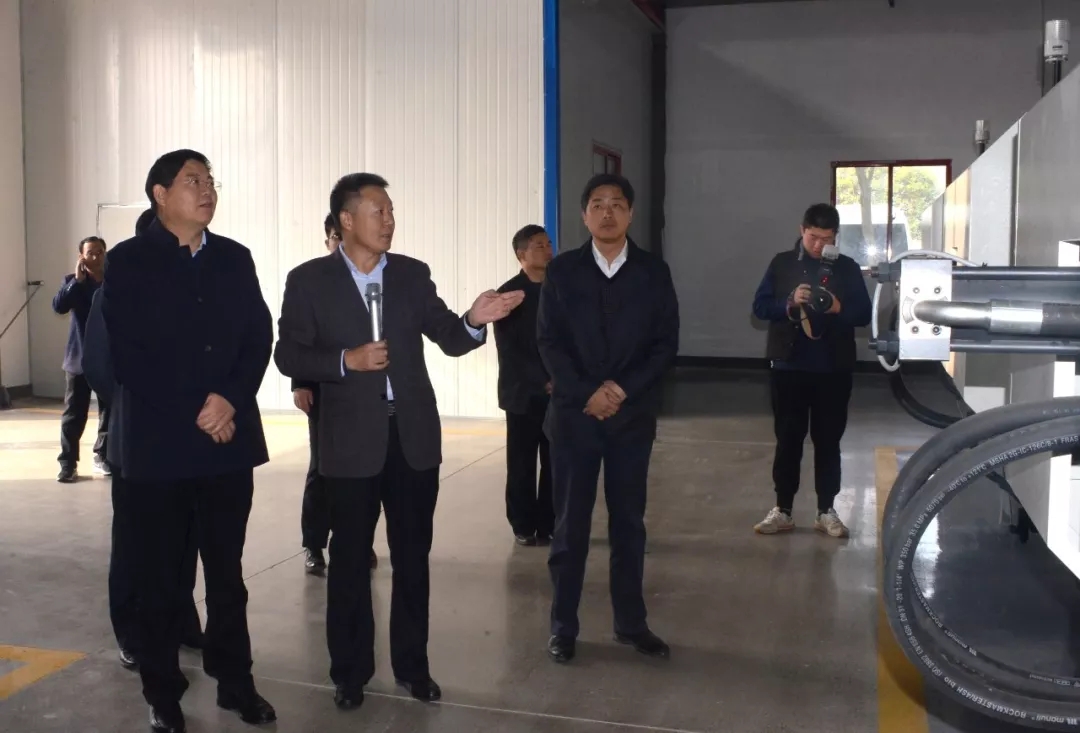 1598924319790881.jpg 戴启远参观.webp.jpg